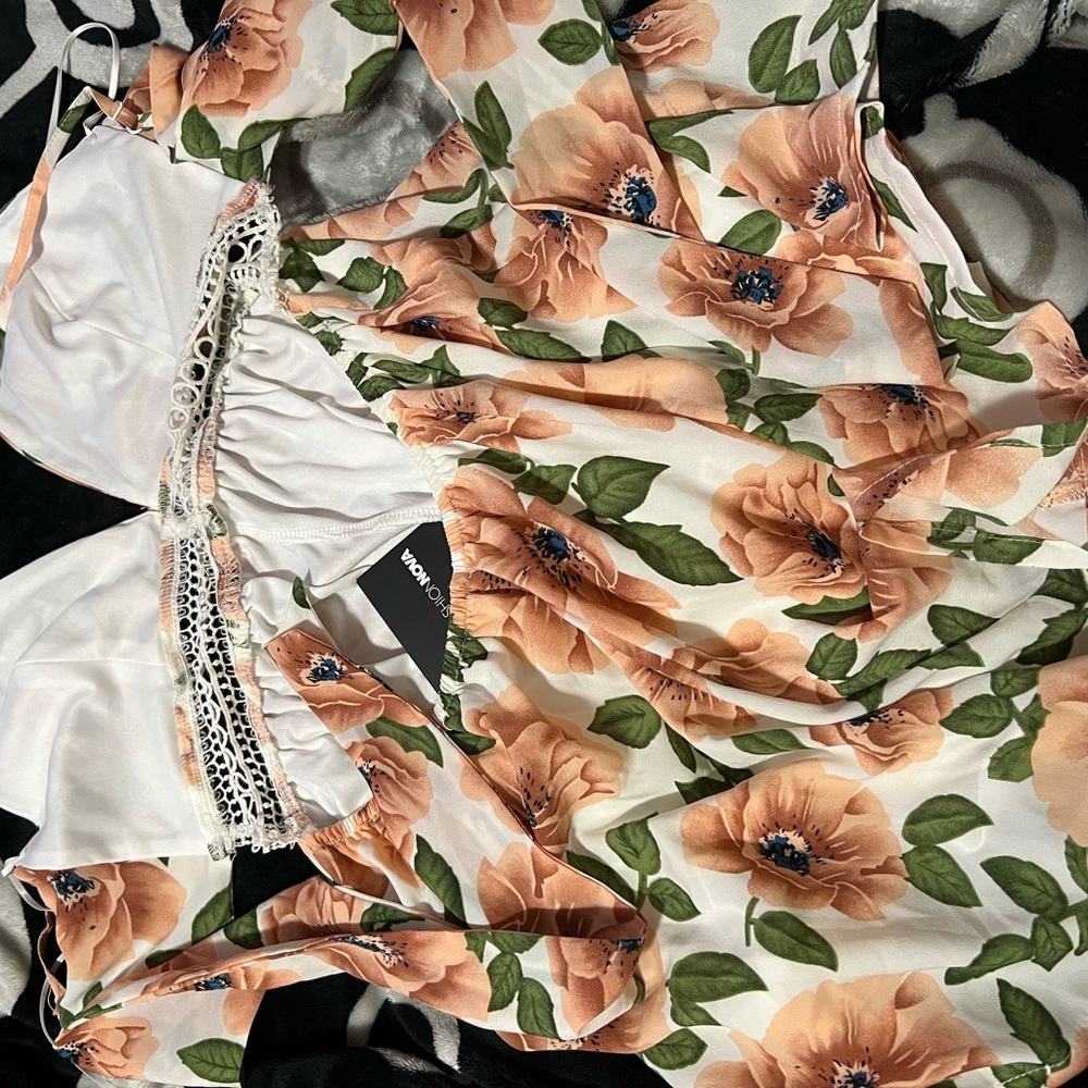 NWT fashion noval floral romper - Picture 3 of 4
